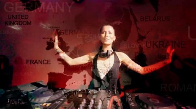 Lady Waks ft. MC Manic - Round The Globe