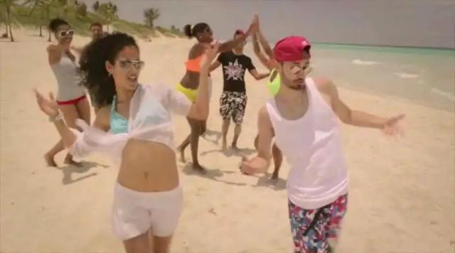 Мот - В платье красивого цвета