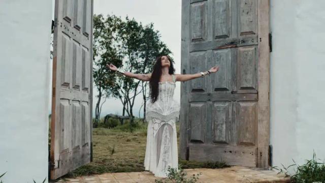 Anitta - Deus Existe